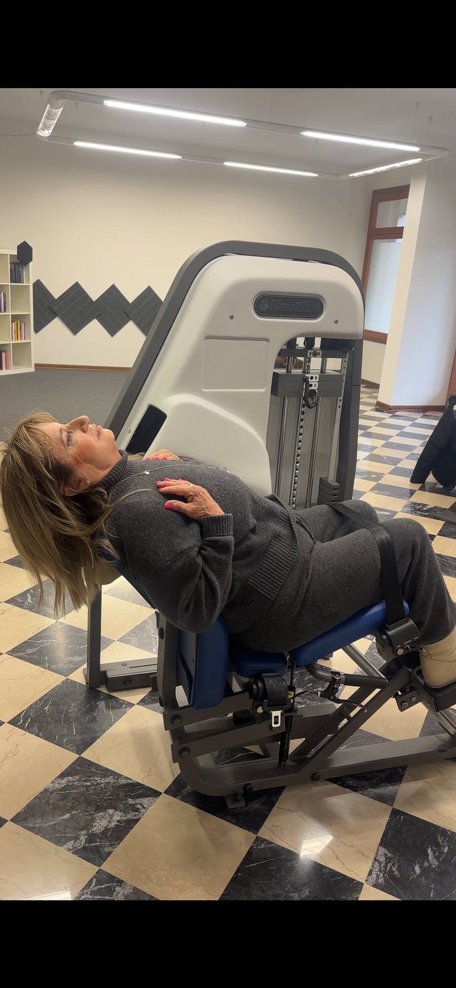 Paziente in seduta di rinforzo muscolare nello studio MEDICAL-EX